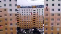فيديو يحبس الأنفاس لمتهوران يمشيان فوق حبل مربوط بين مبنيين مرتفعين