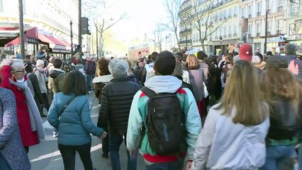 Decenas de miles de personas marchan en París por el clima
