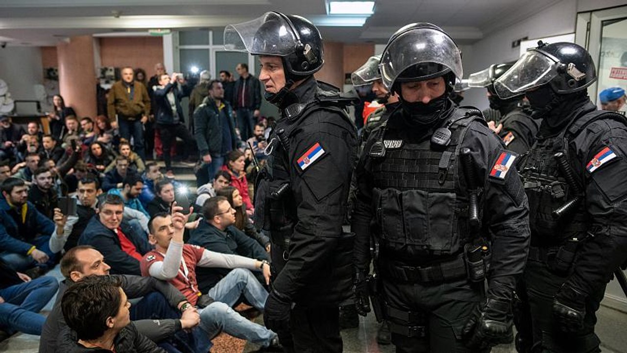 Протестующие в здании государственного телевиде...