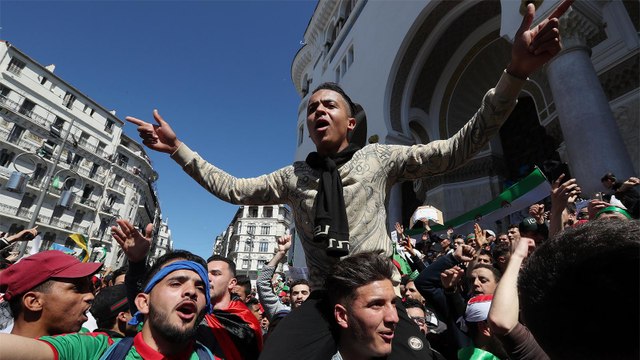 حراك الجزائر.. نار لا تخمدها وعود بوتفليقة