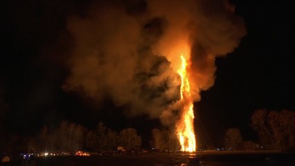 세계 최고 높이 모닥불 '환호'...비판의 목소리도 / YTN