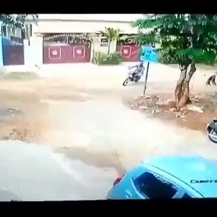 Toro Atropella fuertemente a Motociclista