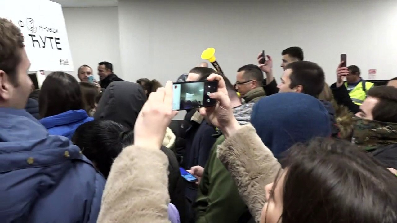 Regierungskritiker stürmen serbischen Staatssender