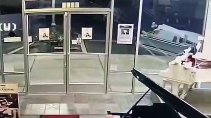Un homme fracasse la vitrine d’un magasin en pleine nuit pour voler….