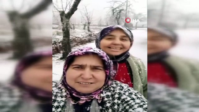 Kar yağışına sevinen teyzeler tebessüm ettirdi