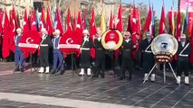 Hulusi Akar, altın madalyalı Türk bayrağını göndere çekti