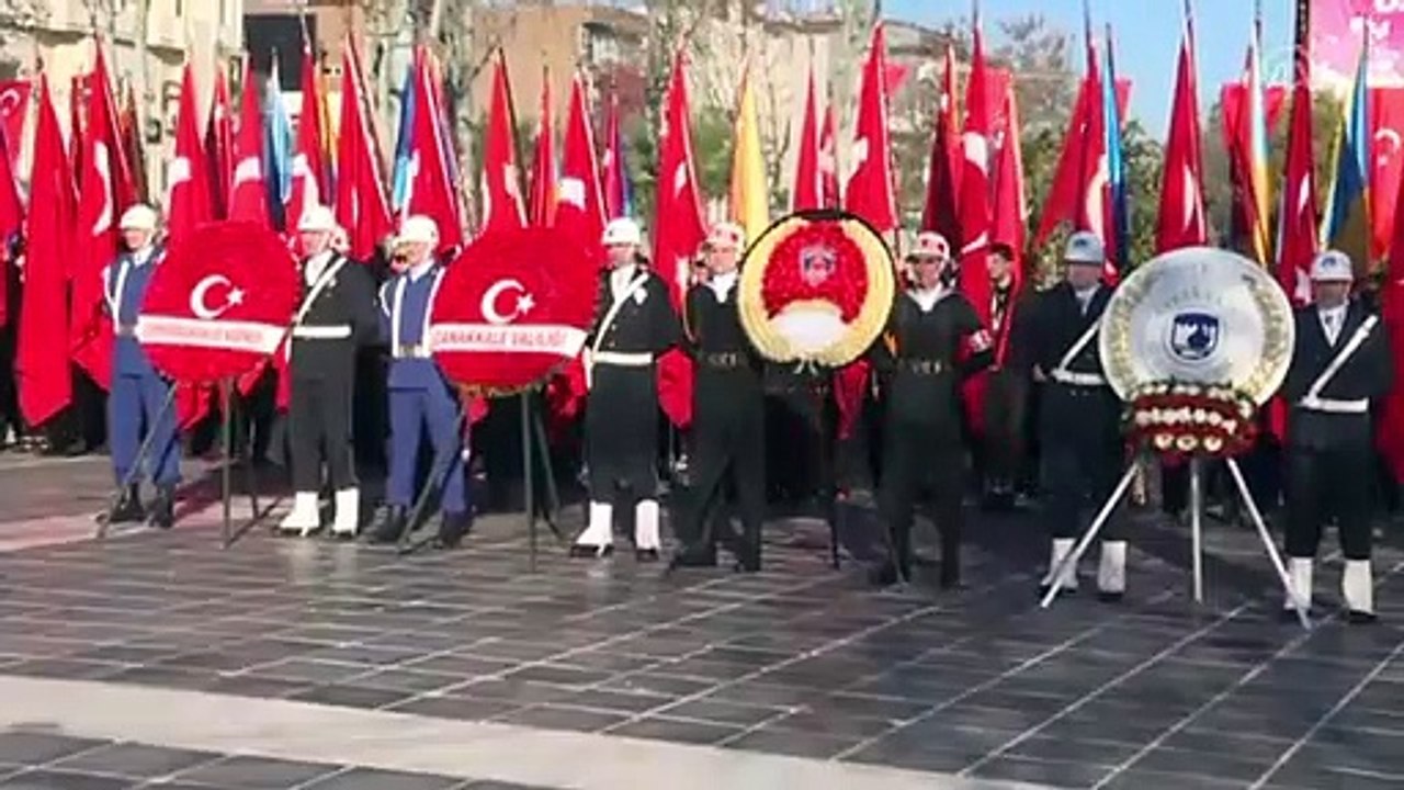 Hulusi Akar, altın madalyalı Türk bayrağını göndere çekti