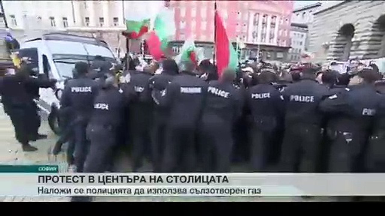 Rüzgarın yönünü hesaplayamayan polisler biber gazını kendilerine sıktılar...