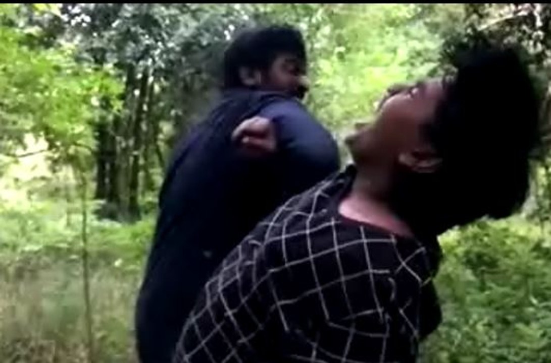 மகனுடன் மல்லுக்கட்டி சண்டை போடும் விஜய் சேதுபதி-வீடியோ