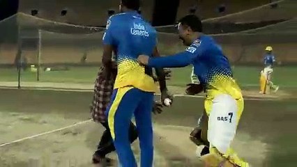 ரசிகரை சுத்த விட்ட தோனி.. நடுவில் மாட்டிக் கொண்ட லஷ்மிபதி பாலாஜி-வீடியோ