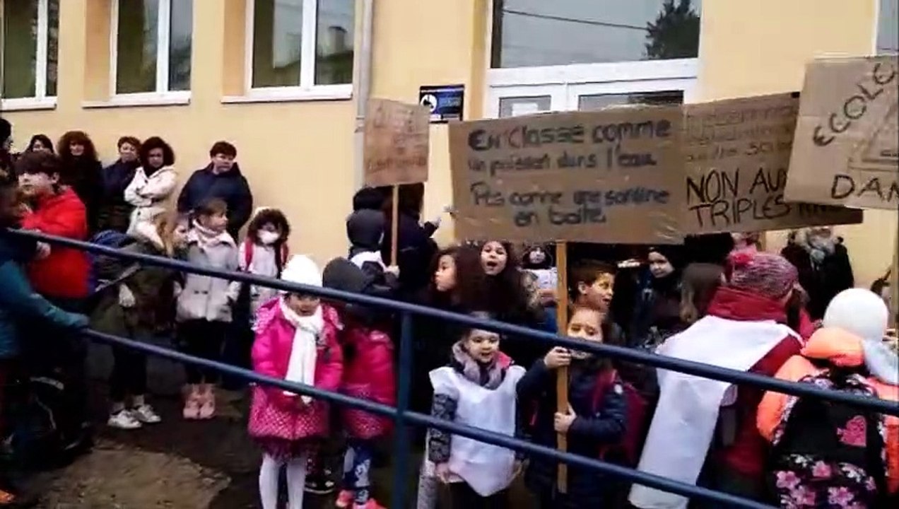 Des parents d’élèves bloquent l’accès de l’écol...