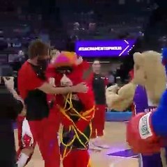 Robin Lopez sauve Benny The Bull des autres mascottes