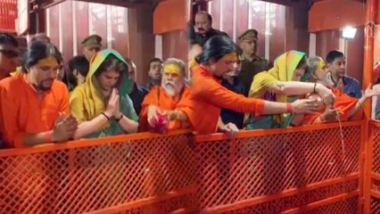 Priyanka Gandhi Vadra ने Prayagraj में Hanuman Temple में की पूजा | वनइंडिया हिंदी