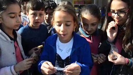 Minik öğrenciler ataları gibi kuru üzüm ve ekmeğe talim ettiler