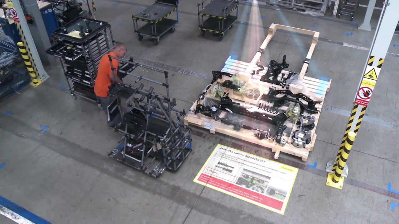 SKODA tests video mapping – augmented reality helps when loading pallets in Logistics