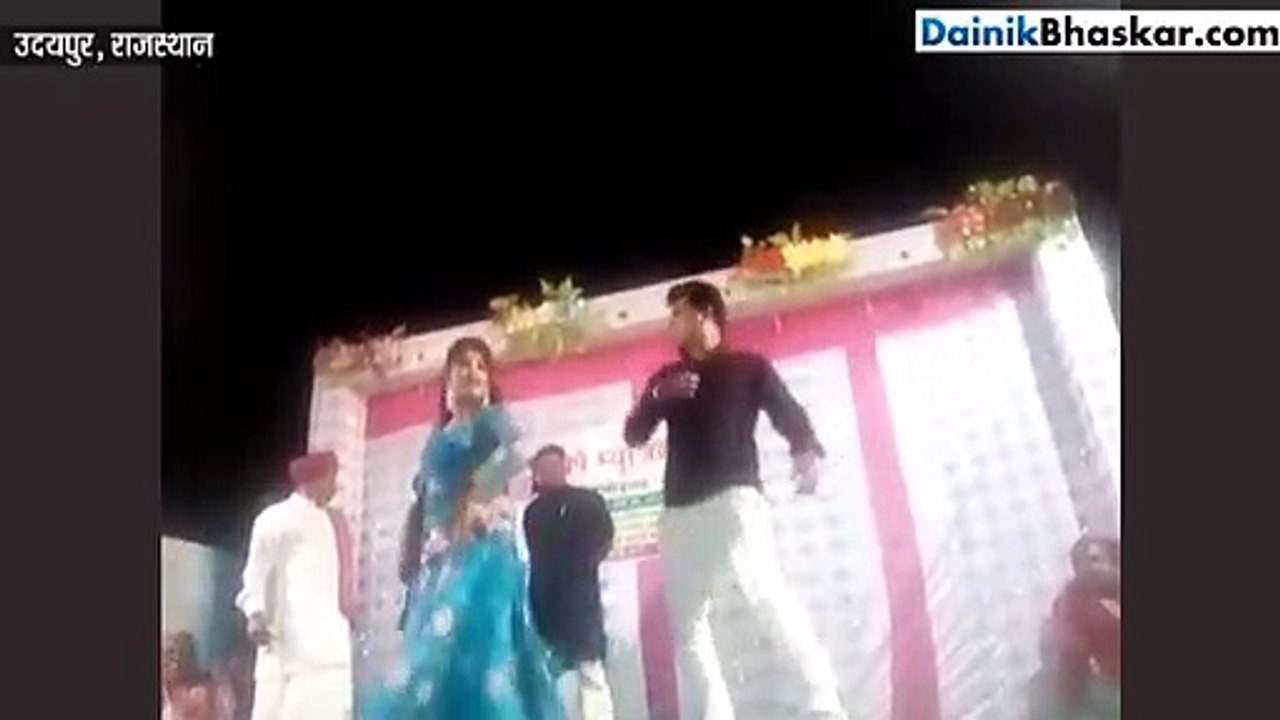 स्टेज पर अश्लील हरकत करने पर लड़की ने जड़ा तमाच...