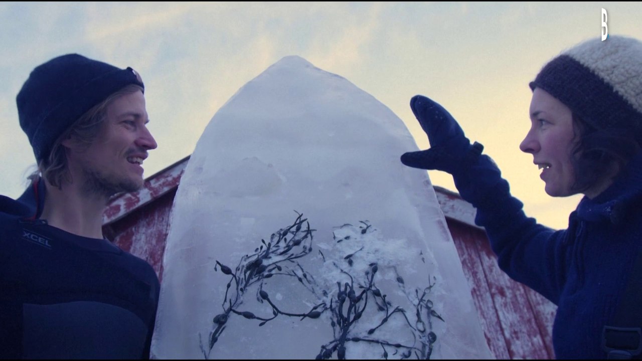 Pari loufoque ou projet poétique ? Cet artiste norvégien a fabriqué une planche de surf en glace