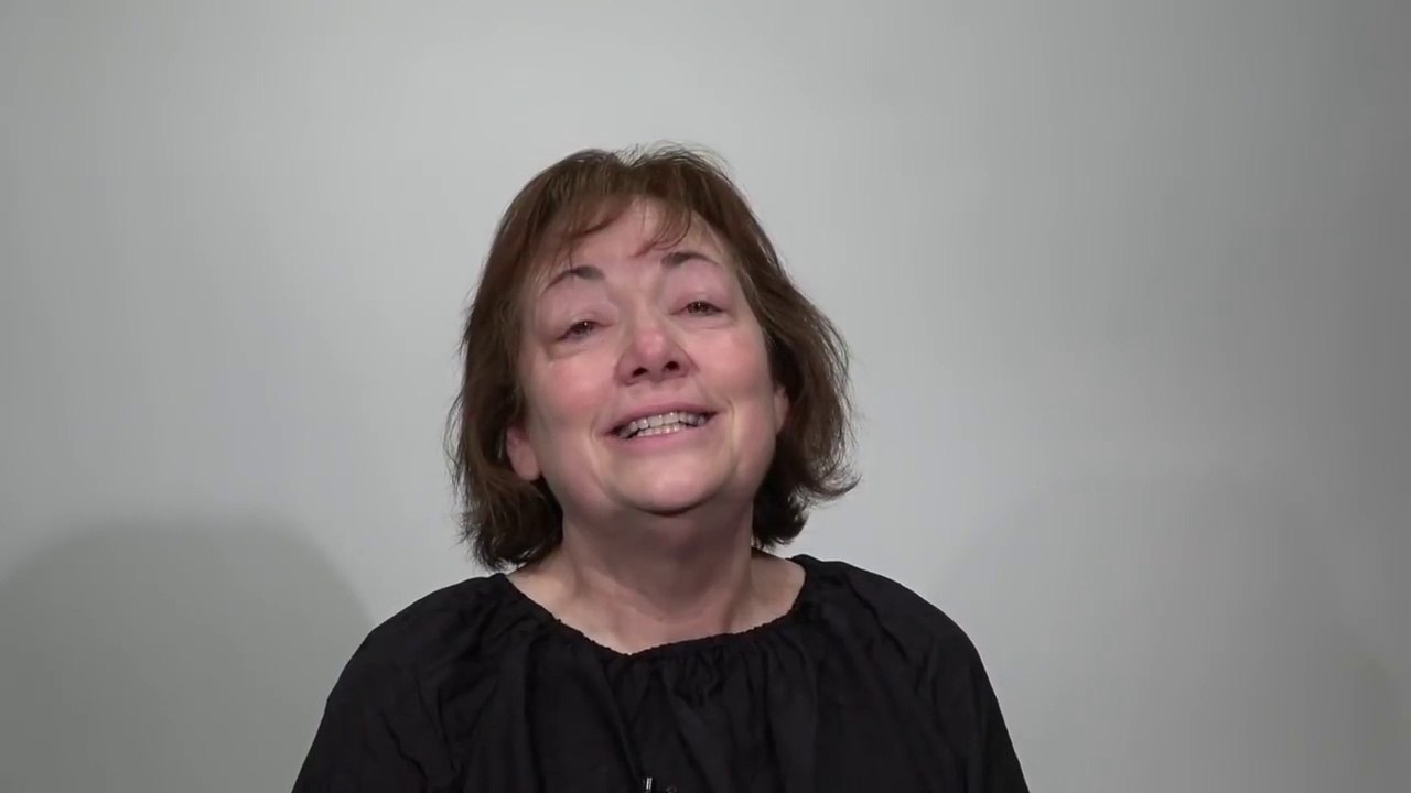 Cette femme divorce après 44 ans de mariage et se métamorphose après un relooking