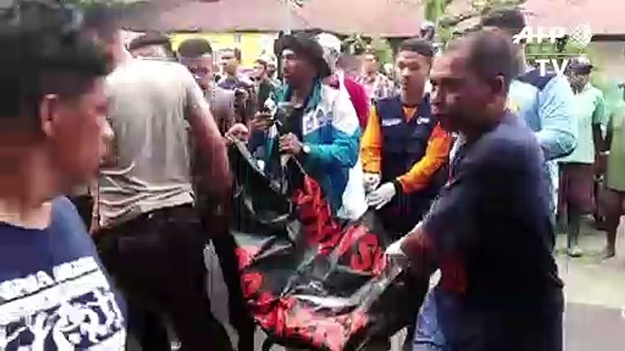 ارتفاع حصيلة ضحايا فيضانات اندونيسيا الى 77 قتيلا (وكالة ادارة الكوارث)