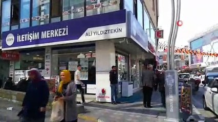 Kalabalıktan faydalanıp, vitrindeki cep telefonunu kaşla göz arasında böyle çaldı