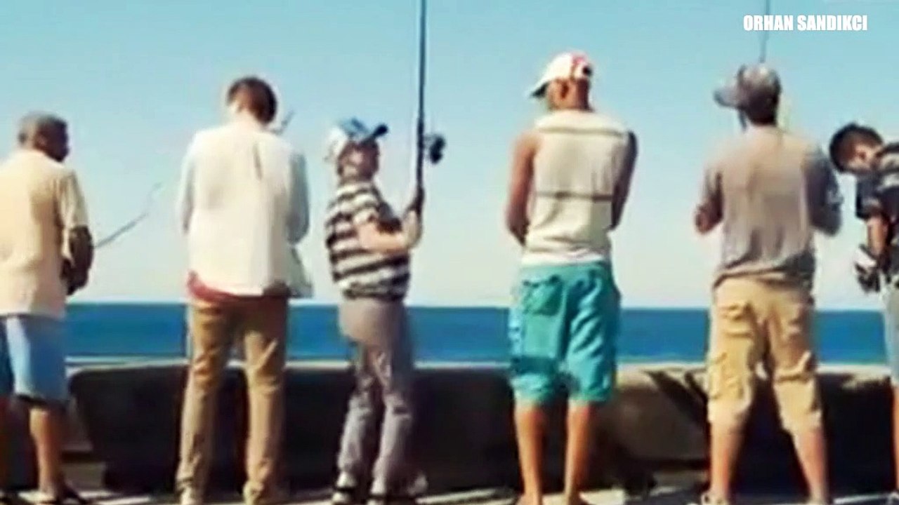 Komik balık tutma yöntemi. Bom çıki bom çıki bom çik çik :)