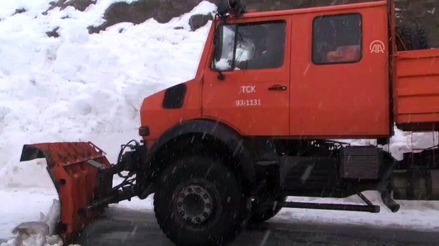 Çığ nedeniyle kapanan Hakkari-Şırnak kara yolu açıldı - HAKKARİ