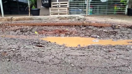 Asfalto de parada de ônibus está deteriorado