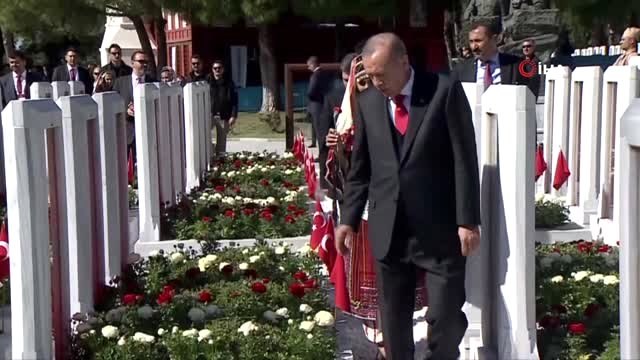 Cumhurbaşkanı Erdoğan, Çanakkale Şehitlerinin Mezarlarına Karanfil Bıraktı