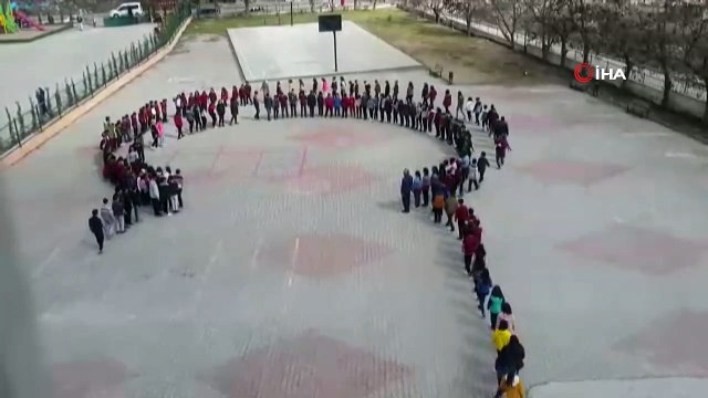 Ortaokul öğrencileri Ay-Yıldızlı koreografi oluşturdu