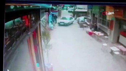 Çocuk sürücü ganyan bayiine daldı, o anlar kameraya yansıdı