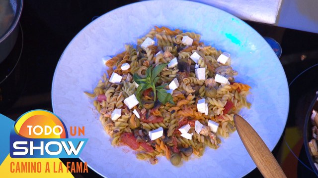 Todo Un Show | Kristal González nos enseña a preparar una deliciosa pasta con verduras y pollo, perfecta para este puente.