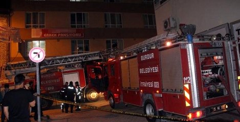 Öğrenci Pansiyonunun Altındaki İş Yerinde Çıkan Yangın Korkuttu