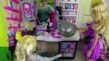 ELSA et Raiponce au SALON de coiffure! Barbie est le coiffeur!