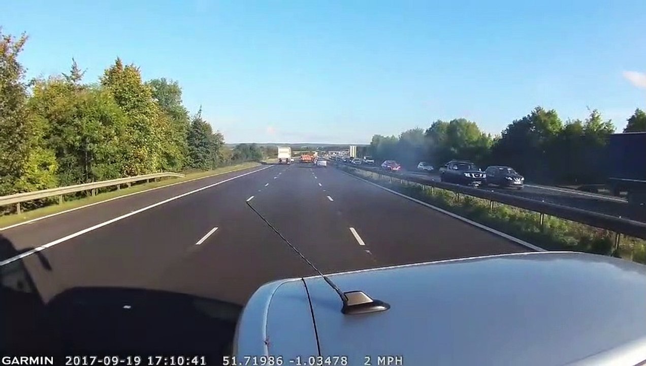 Un conducteur de bus réussi à éviter le pire sur l'autoroute grâce à un réflexe incroyable
