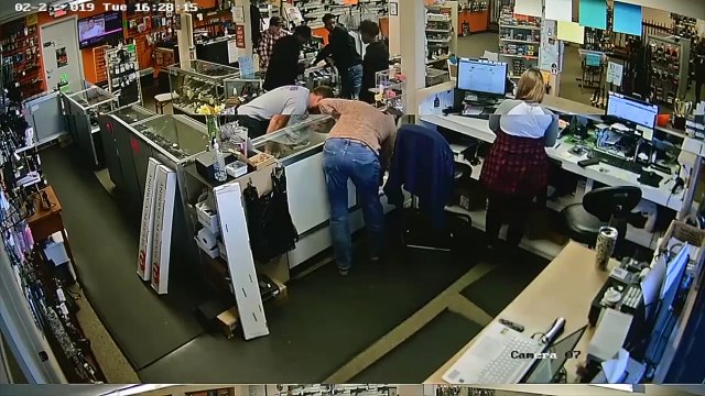 Trois jeunes tentent de voler une arme dans une armurerie : Mauvaise idée