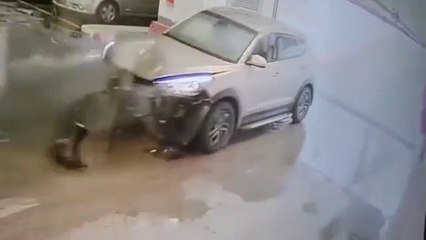 Ce chauffard se rate en entrant dans un parking !