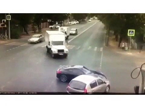 Au volant de sa Porsche il tente un délit de fuite après avoir percuté une voiture mais se rate complètement