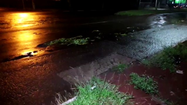 Após terem pneus furados, motoristas reclamam de buraco
