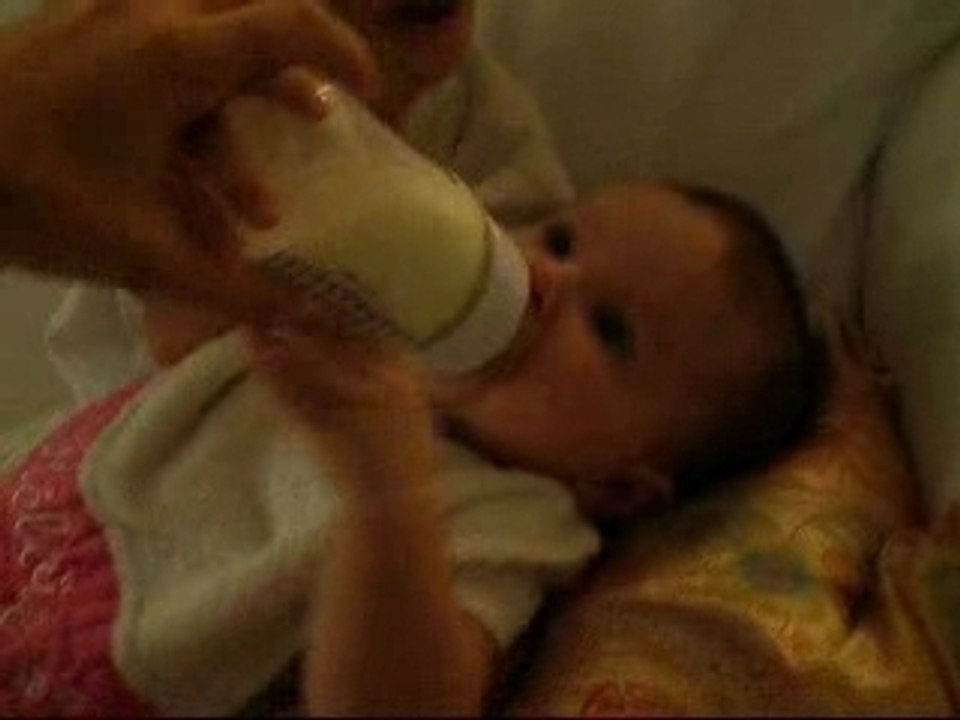 Premier biberon avec Antoine