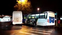 Ônibus se envolvem em colisão na Praça da Bíblia