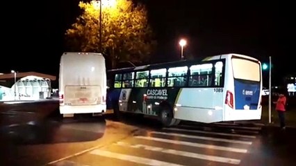 Ônibus se envolvem em colisão na Praça da Bíblia
