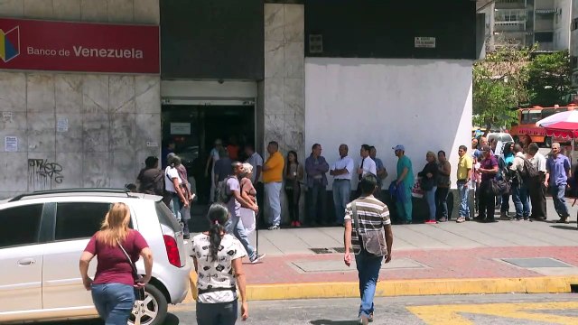 Largas colas por dos dólares ante escaso efectivo en Venezuela
