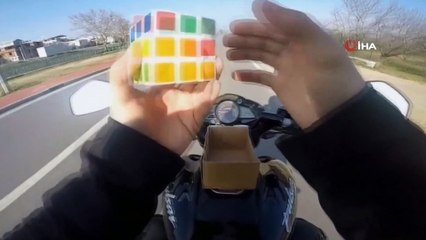 Motor sürerken rubik küp çözen sürücüye şok haber
