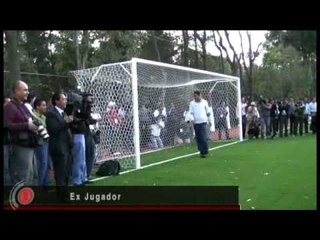 Cruz Azul inaugura cancha de pasto sintético, directivos de primera división dan patada inicial.