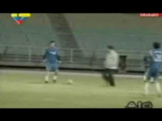Hugo Chávez 'juega' con Messi y manda mensaje a Maradona