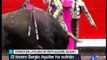 El torero Sergio Aguilar sufre una cornada en el cuello en la plaza de Bilbao