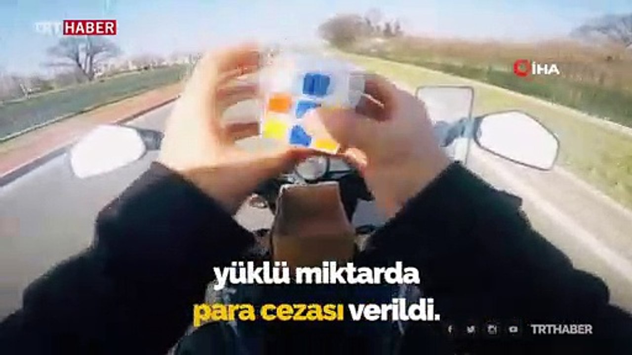 Motosiklet kullanırken rubik küp çözen sürücüye ceza
