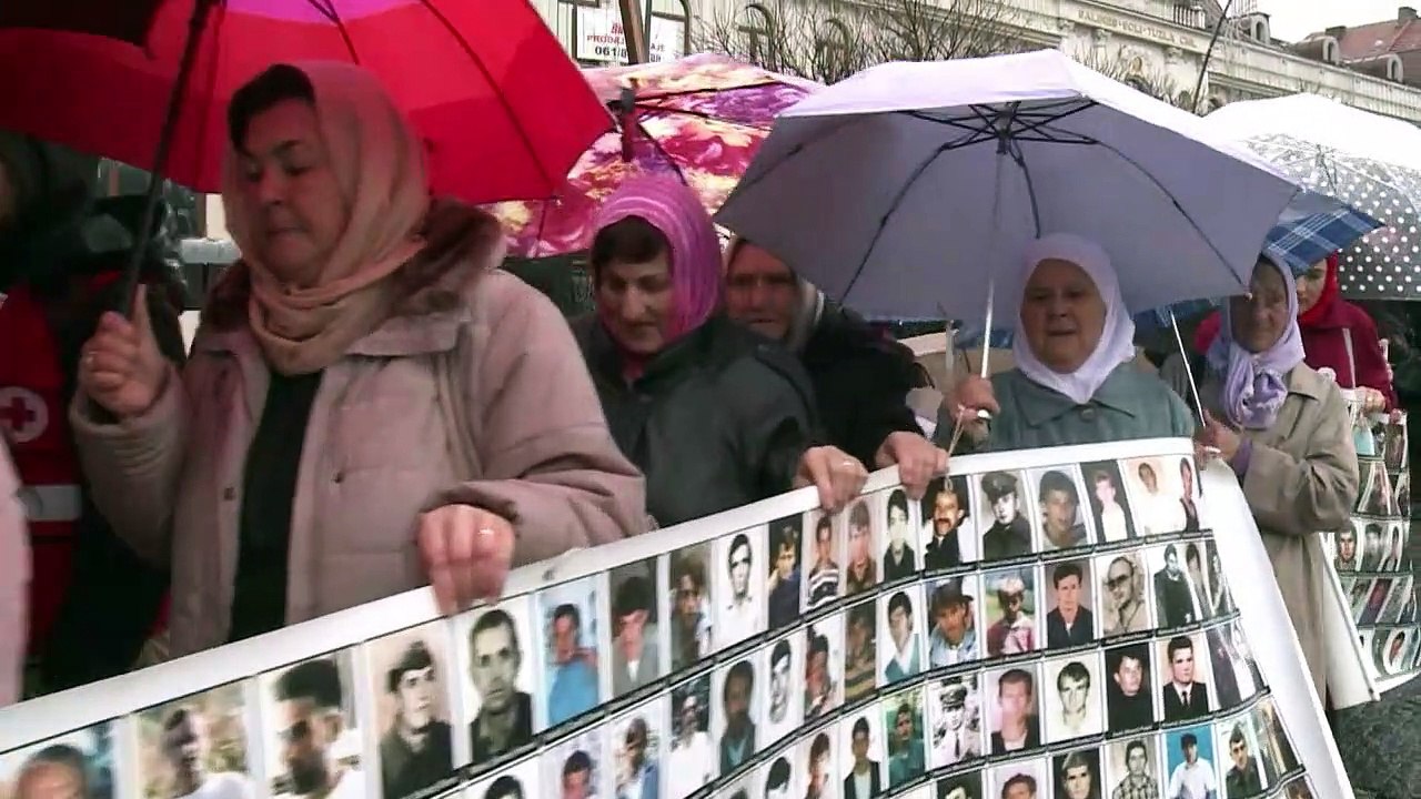 Srebrenica-Überlebende hoffen auf lebenslänglich für karadžić