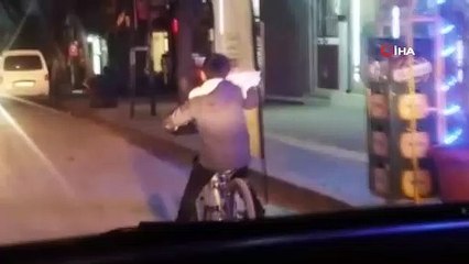 Bir eliyle kediyi, bir eliyle bisikleti kontrol etti.. Hayvansever çocuğun kediyle tehlikeli yolculuğu kamerada