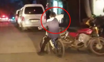 Bir eliyle kedisini tuttu, diğer eliyle bisikleti sürdü